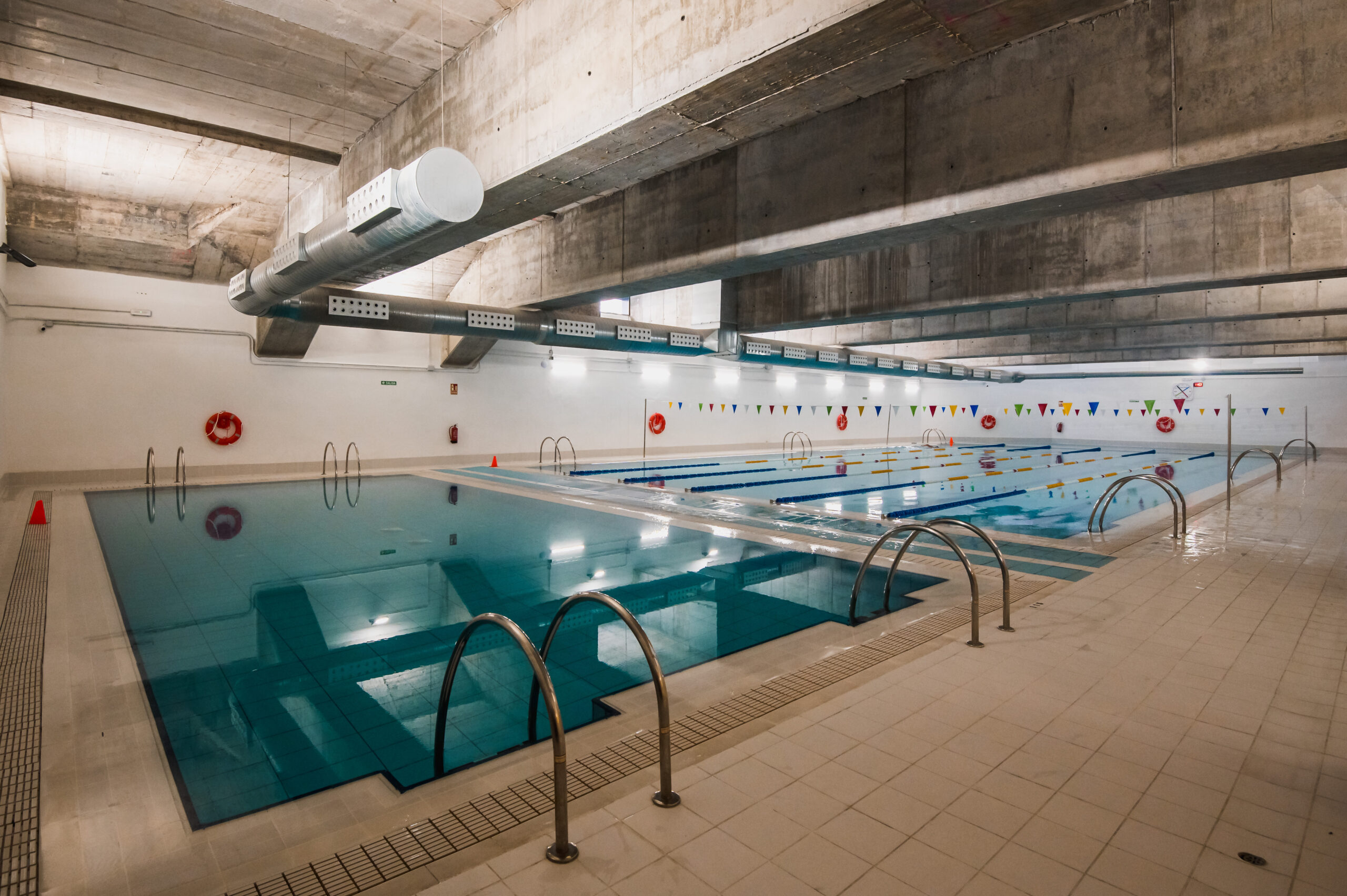 Piscina climatizada del centro deportivo newman, utilizada para clases y actividades acuáticas.