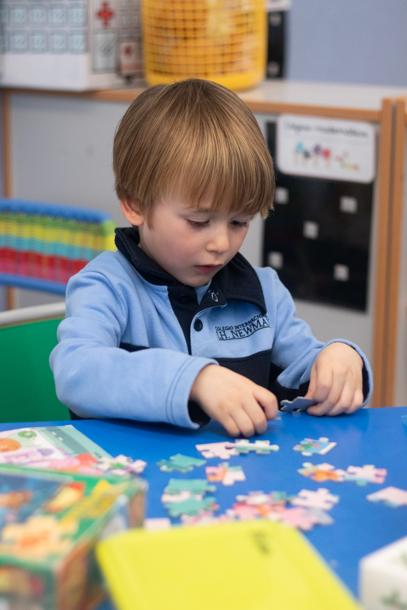 puzzles Juego de construcción con puzzles en el colegio Newman, en la parte de educación infantil, estimulando atención y habilidades motoras.