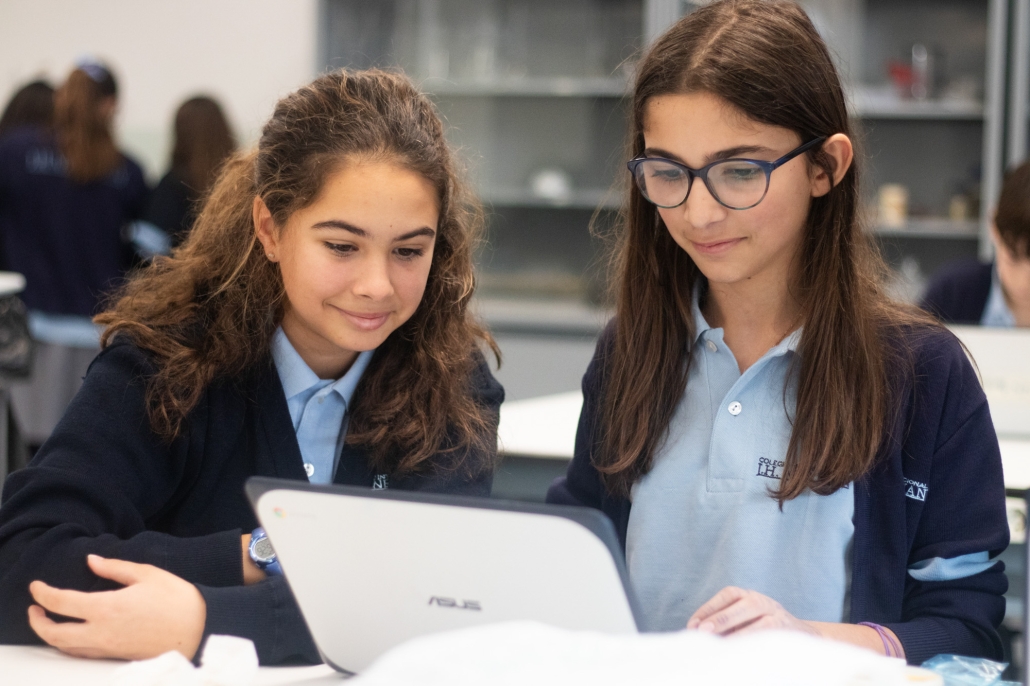 Grupo de alumnas de Secundaria del instituto concertado Madrid trabajando en equipo.