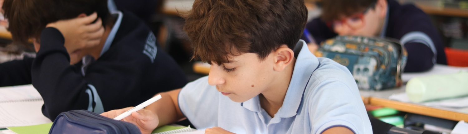 secundaria newman Grupo de estudiantes del Colegio Newman participando en una dinámica en el aula.