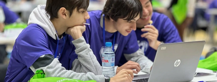Estudiantes del institutos concertados Madrid participando en un torneo de programación en equipo.