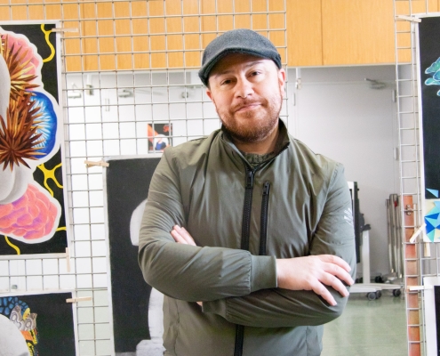 Miguel Ángel Cajigal posando en el área de exposiciones del Colegio Newman tras su sesión de educación artística con los alumnos.
