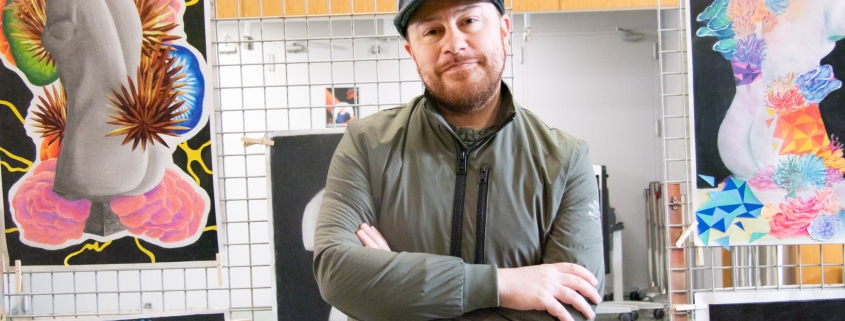Miguel Ángel Cajigal posando en el área de exposiciones del Colegio Newman tras su sesión de educación artística con los alumnos.