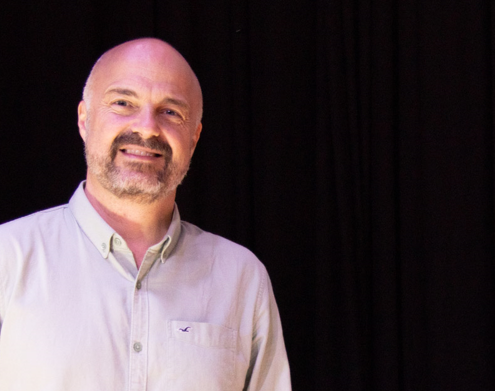 El presentador Javi Nieves participando en una charla motivacional dentro del programa de orientación escolar del Colegio Newman.