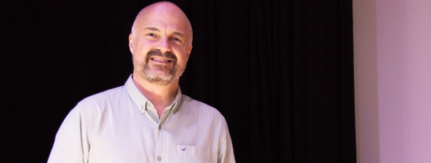 El presentador Javi Nieves participando en una charla motivacional dentro del programa de orientación escolar del Colegio Newman.