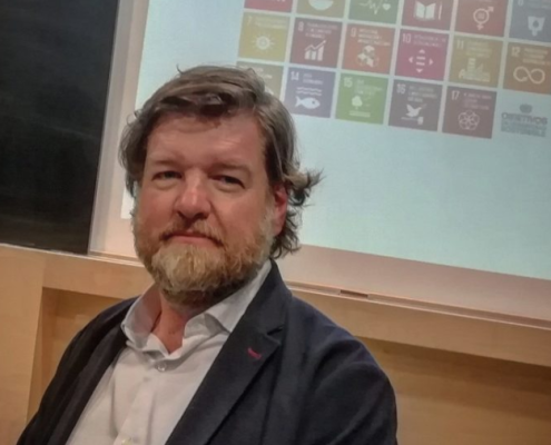 Javier Gavilanes explica los Objetivos de Desarrollo Sostenible en una charla sobre la Agenda 2030 para estudiantes en el Newman.