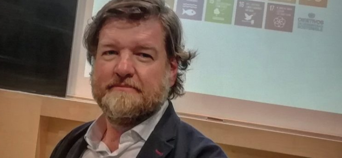 Javier Gavilanes explica los Objetivos de Desarrollo Sostenible en una charla sobre la Agenda 2030 para estudiantes en el Newman.