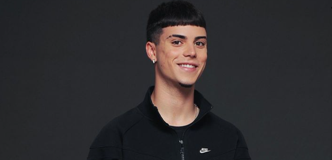 Estudiante del Colegio Newman participando en un proyecto del institutos concertados Madrid relacionado con creación audiovisual.