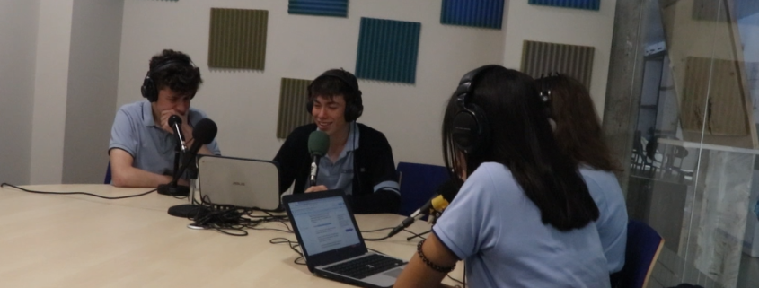 Estudiantes del Colegio Newman grabando un podcast como parte de las actividades complementarias y extraescolares del centro.