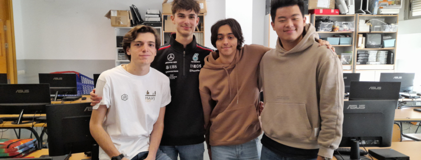 Cuatro alumnos del Colegio Newman recibiendo el primer puesto en la competición WeHack, una de las actividades complementarias y extraescolares del centro.