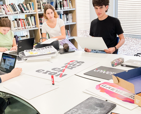 Alumnos de diseño del Colegio Newman presentando proyectos creativos durante la semana de las artes.