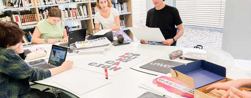 Alumnos de diseño del Colegio Newman presentando proyectos creativos durante la semana de las artes.