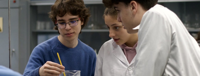 Alumnos del colegio concertado Madrid realizando una práctica científica en laboratorio.