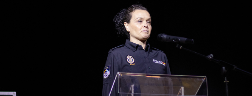Conferenciante invitada ofreciendo una charla de orientación educativa desde el escenario del colegio.
