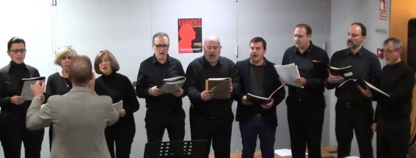 Actuación del coro de adultos del Colegio Newman durante un evento comunitario del colegio religioso Madrid.