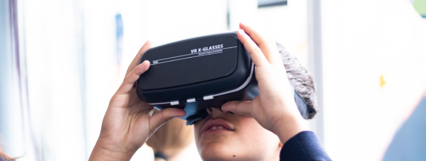 Participantes del Colegio Newman explicando experimentos y obras creativas en la feria escolar.