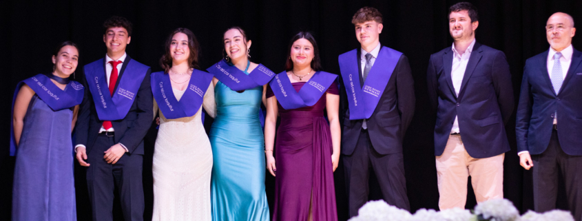 colegio religioso Madrid: alumnos posando en el escenario al final de una graduación en el Colegio Newman.