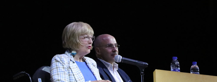 Imagen de la madrina de graduación en un acto académico del Colegio Newman, institución de la fundación internacional de educación.