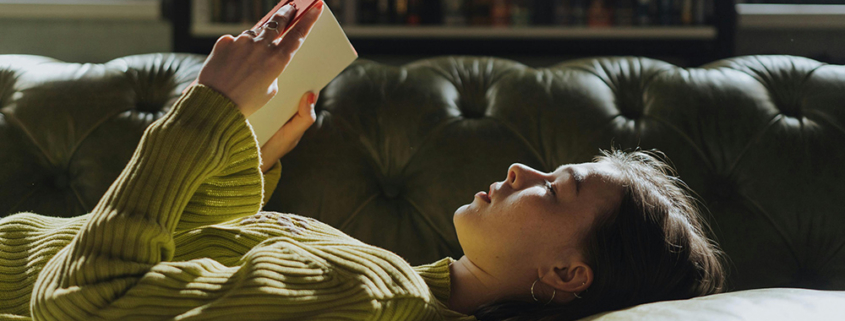 Imagen informativa sobre los beneficios de la lectura en adolescentes dentro del proyecto educativo del Colegio Newman.