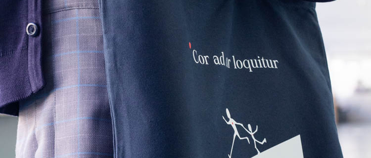 Alumna del Colegio Newman con botella corporativa en una actividad del colegio.