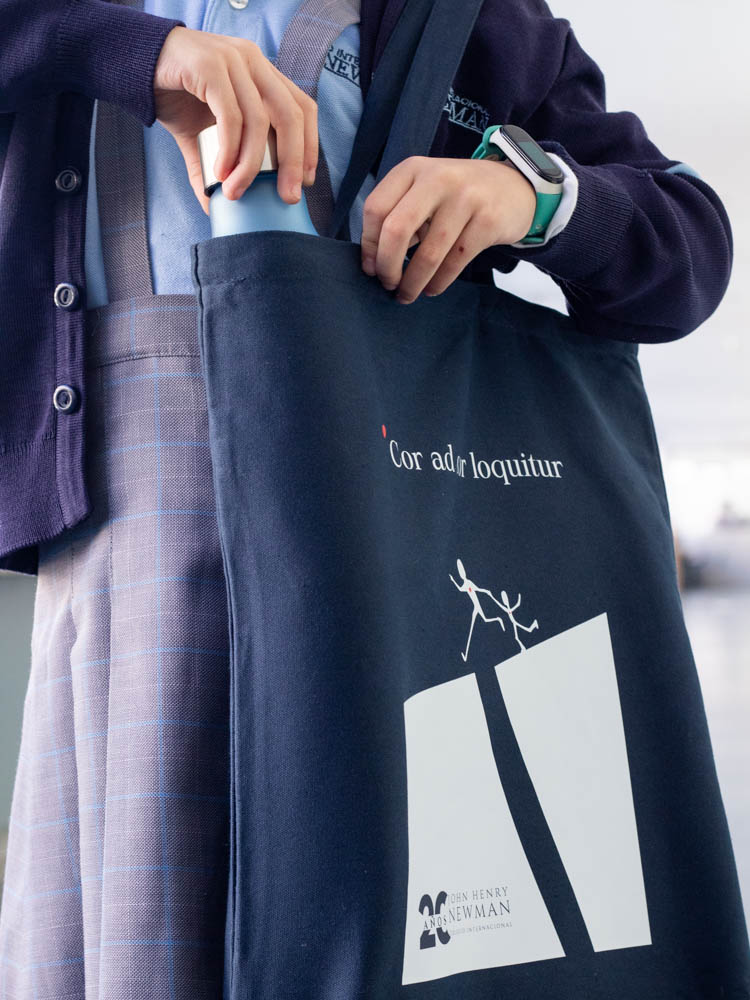 Alumna del Colegio Newman con botella corporativa en una actividad del colegio.