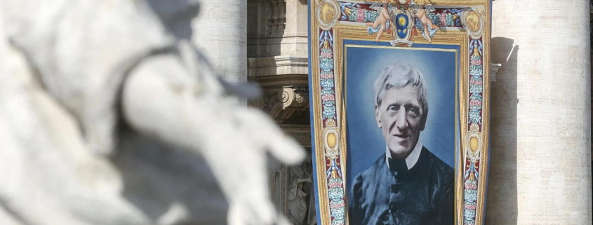 Retrato conmemorativo de John Henry Newman en exterior, iniciativa de la fundación internacional de educación.