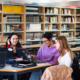 Tres alumnas en la biblioteca del Colegio Internacional Newman.
