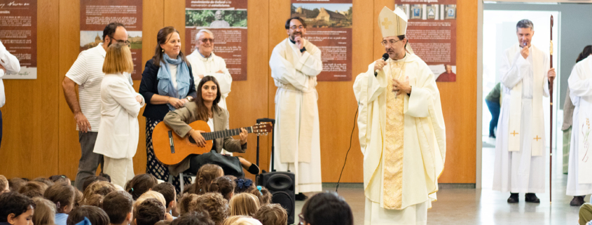 Acto escolar con música y charla ante alumnos, dentro de actividades complementarias y extraescolares.