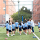 Grupo de alumnos en pista exterior realizando actividad deportiva con balones y porterías, centro deportivo newman.