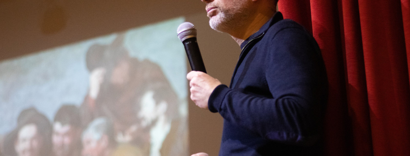 Conferencia artística en el Colegio Newman impartida por un experto que explica una obra de arte al alumnado.