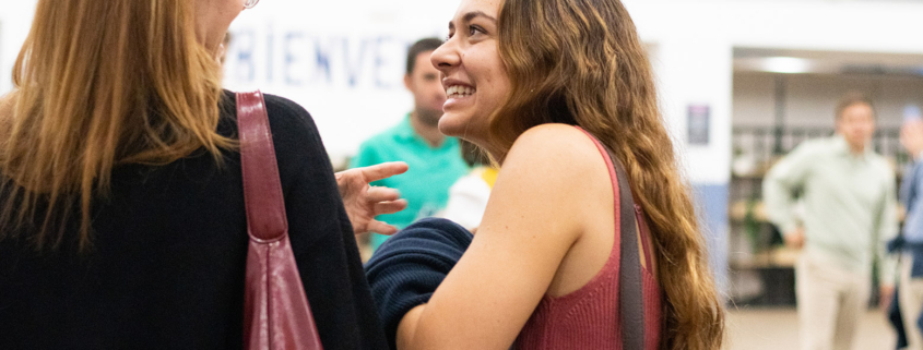 Antiguos alumnos abrazándose en un reencuentro dentro del colegio bilingue madrid.