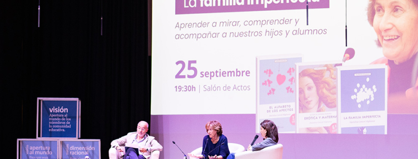 Conferencia en auditorio con ponentes en escenario y pantalla informativa, certificados de profesionalidad madrid.