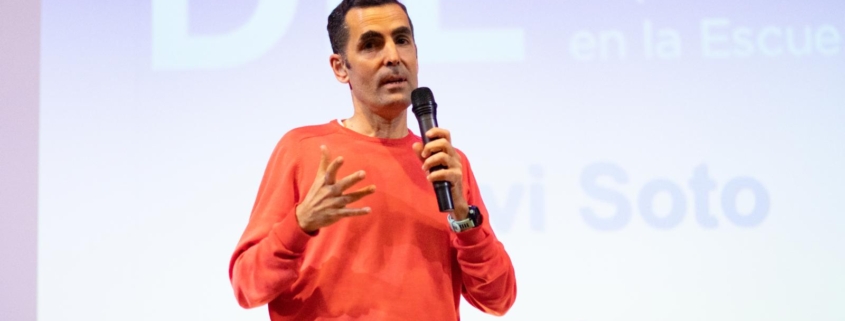 Ponente explicando una obra clásica ante estudiantes del colegio concertado Madrid, durante una sesión cultural.