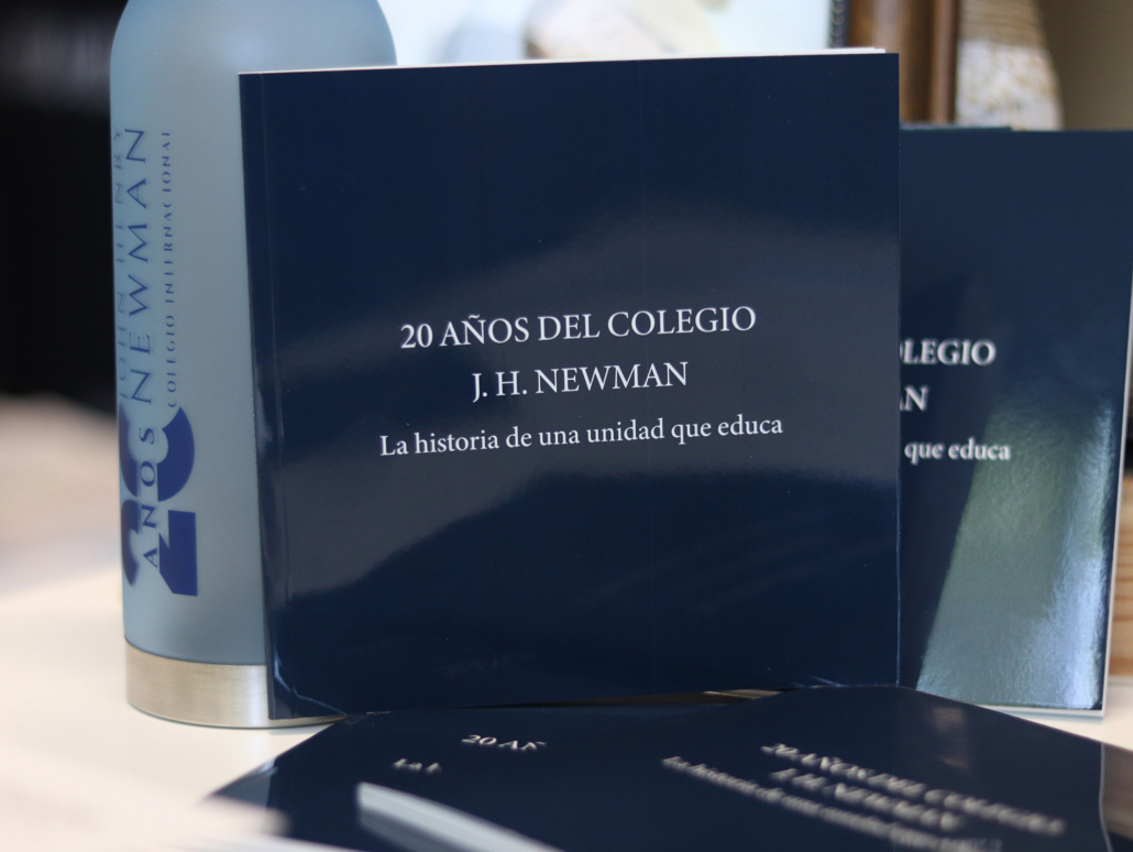 Colegio Newman: libro del 20º aniversario sobre una mesa durante un acto del centro.