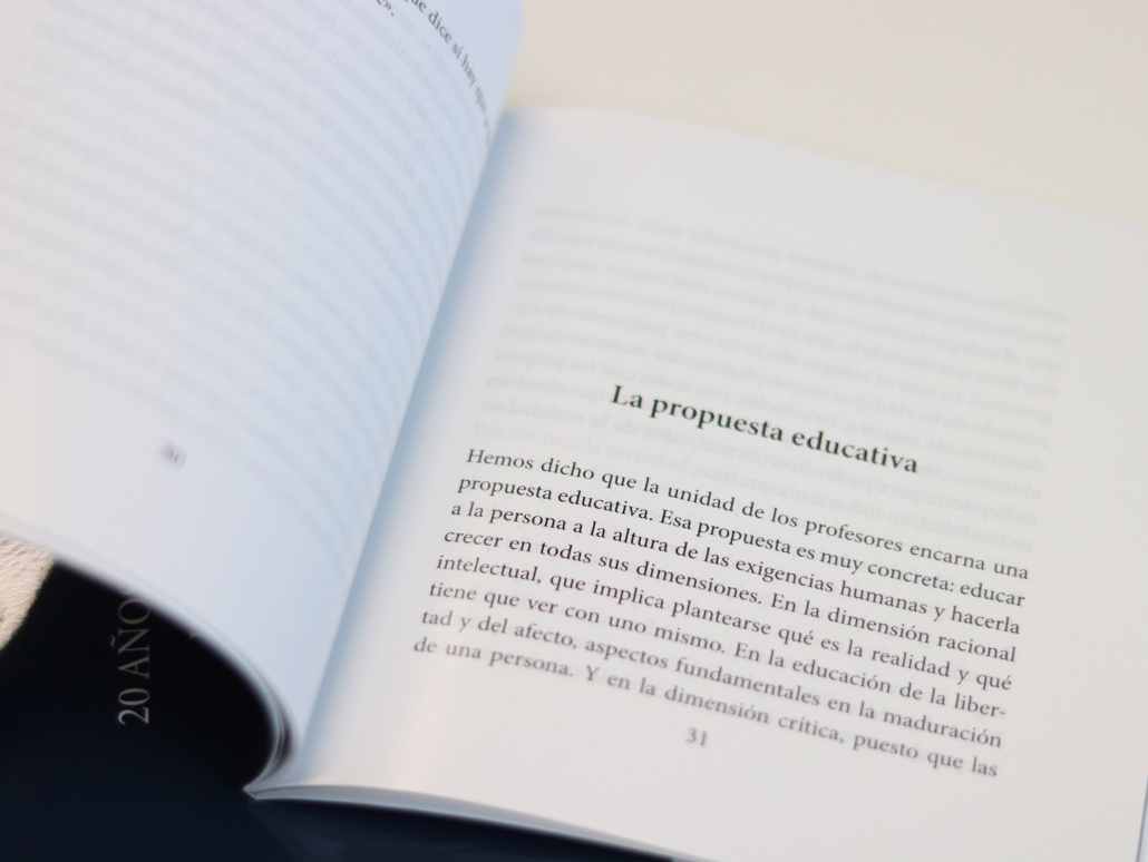 Libro Colegio Newman: foto de un libro abierto con texto desenfocado, imagen de recurso para contenidos educativos.