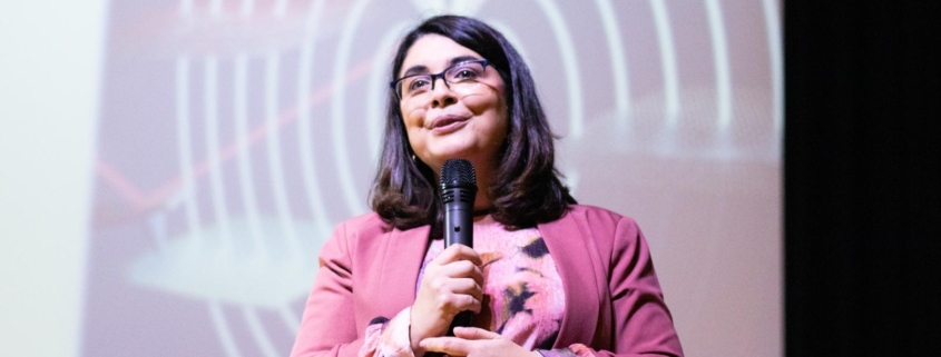 Intervención de una invitada en el auditorio del Colegio Newman durante una sesión educativa especial.
