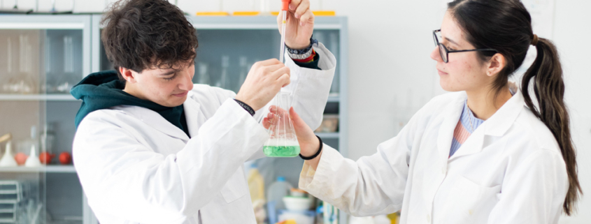Actividad de ciencias en el colegio internacional Madrid con alumnos trabajando en un experimento.
