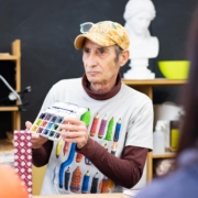 Artista enseñando técnicas de color en un taller especial de la semana de las artes.